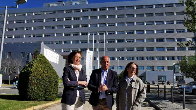 García Nieto, entre las candidatas Rocio Martín y Teresa García Avilés, ante el Hospital de Sonsoles.