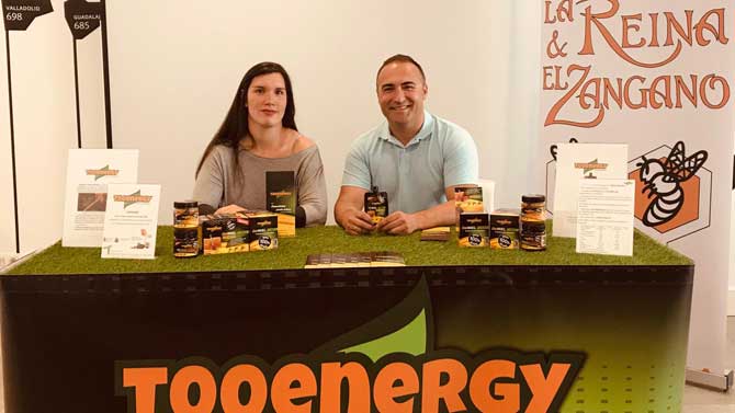 Mónica Redondo y José Javier Cano presentan el gel deportivo Tooenergy.