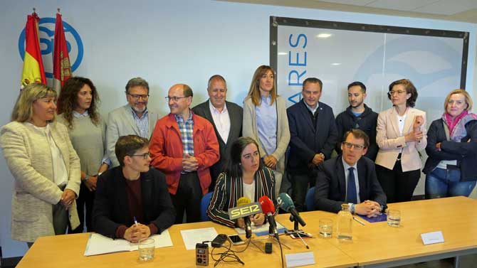 Sánchez-Reyes con los miembros de la lista del PP.