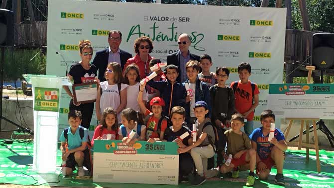 Alumnos de la ONCE premiados por la ONCE.