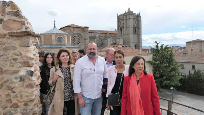 Margarita Robles con los candidatos socialistas en la muralla.