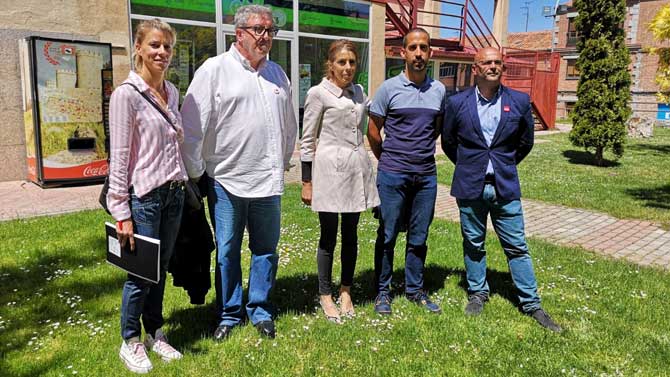 Candidatos del PSOE ante el pabellón de San Antonio.