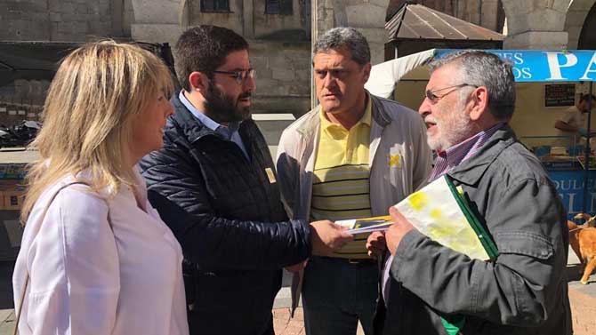 Candidatos de Por Ávia en el mercado de frutas de los viernes.
