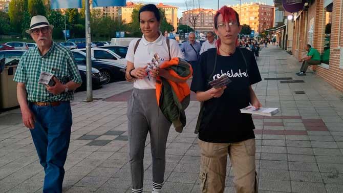 La candidata de IU, Laura García (centro), en el barrio de la Universidad.