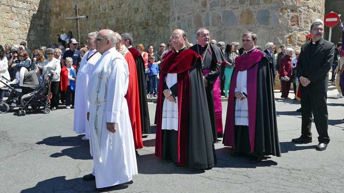 El obispo (tercero por la derecha) en la procesión de San Segundo.
