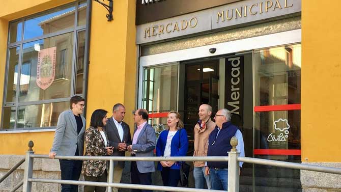 Los candidatos del PP en el Mercado de Abastos.