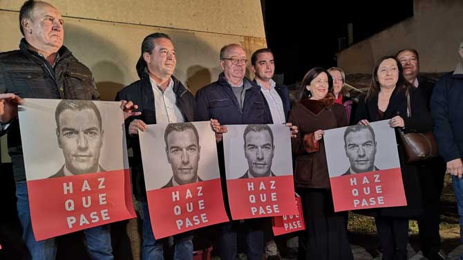 Pegada de carteles del PSOE en el comienzo de la campaña electoral.
