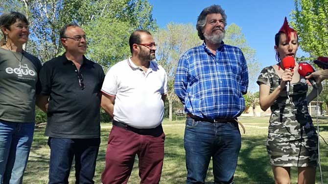 López de Uralde (segundo derecha) entre candidatos de IU-Equo.