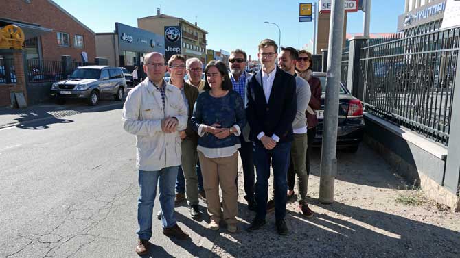 Candidatos del PP en el Poligono Industrial de Las Hervencias.