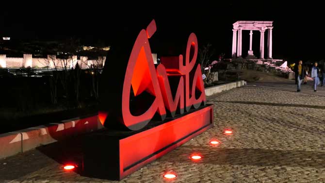 Iluminaci&oacute;n de los Cuatro Postes en el D&iacute;a Mundial de la Espondilitis Anquilosante.