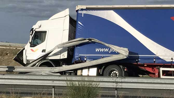 Imagen de un accidente de un cami&oacute;n.