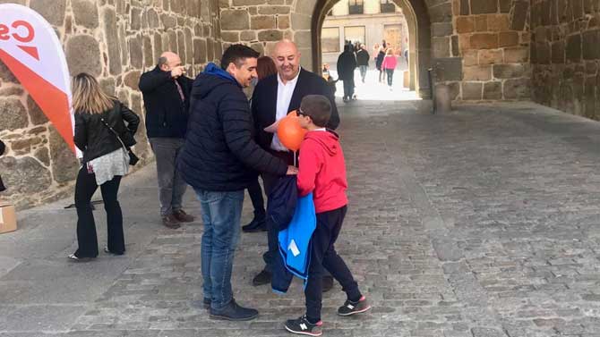 Carlos López, candicdato de Ciudadanos, de campaña.