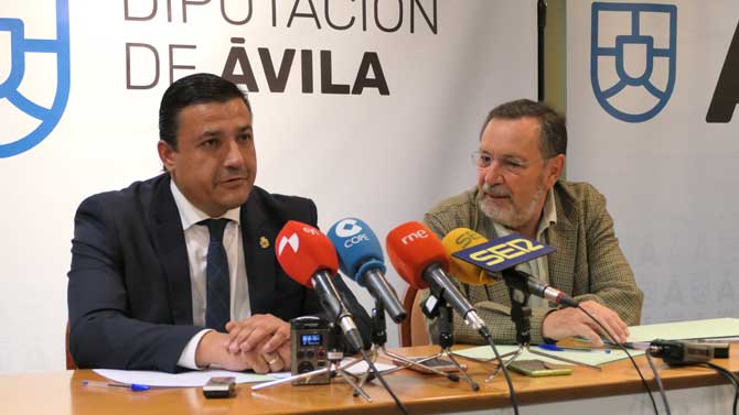 Carlos García e Ignacio Paradinas firman un convenio para la casa de acogida.