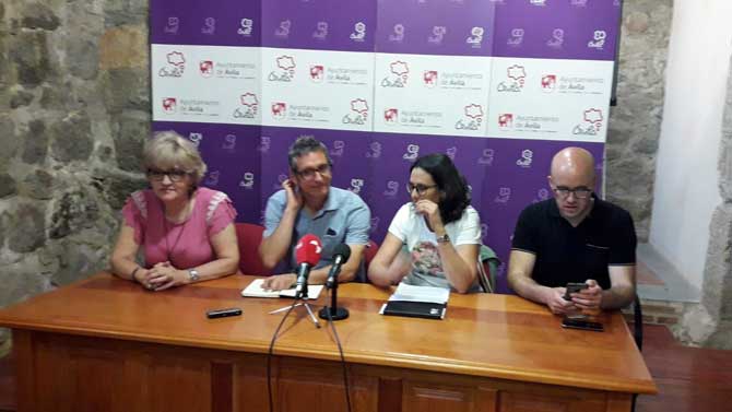 El abogado Gorka Esparza, entre los concejales de IU.