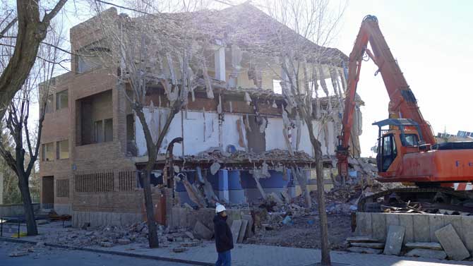 Derribo del edificio anexo a la piscina en enero.