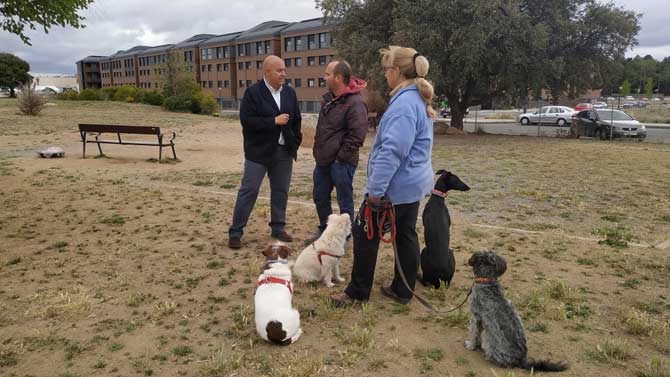 El candidato de Ciudadanos, Carlos López, en un parque para perros.