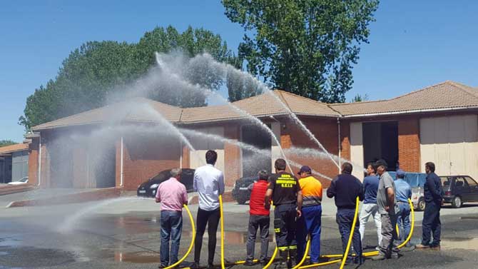 Entrega a los ayuntamientos de equipos contra el fuego.