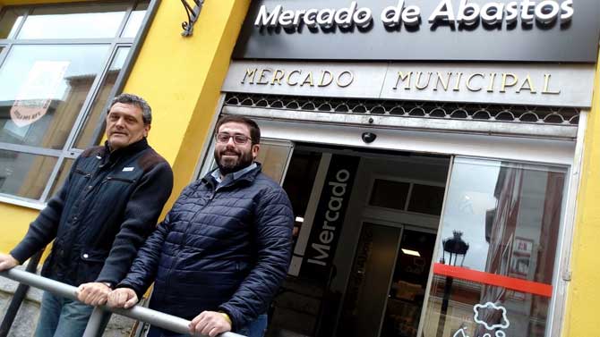 Pedro Pascual y J,M.Sánchez Cabrera en el Mercado de Abastos.