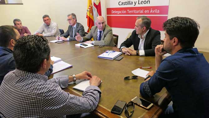Junta, empresa y comité en la reunión sobre Nissan.