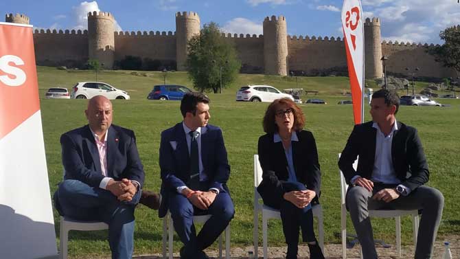 La candidata Soraya Rodríguez, con los candidatos y el diputado de Ciudadanos.