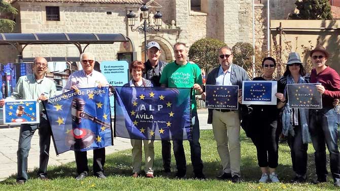 Julio Huerta (izquierda), candidato a la alcaldía, y Ángel Zancajo (cuarto), a las Cortes, candidaros de Ávila Libre de Peajes.