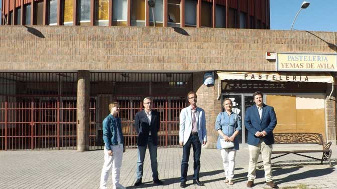 Candidatos de Vox en la antigua estación de autobuses.