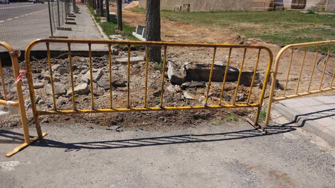 Obras en una acera de El Barco de Ávila.