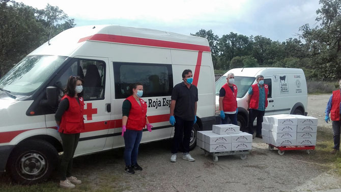 Donación de quesos a Cruz Roja.