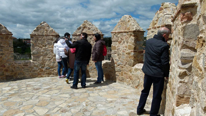 Turistas en la muralla de &Aacute;vila.