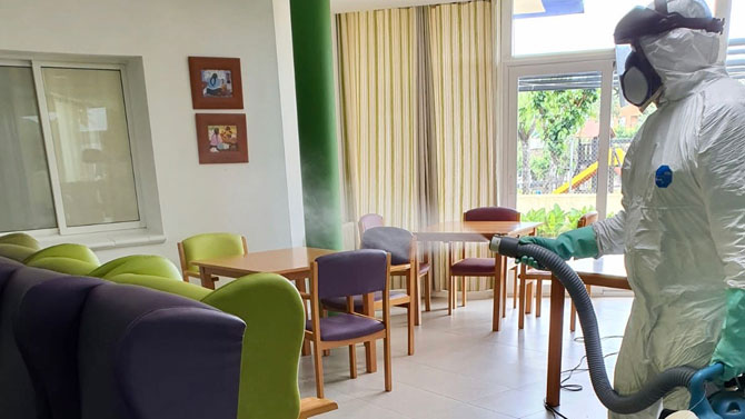 Desinfección en la residencia El Pinar en Lanzahíta.