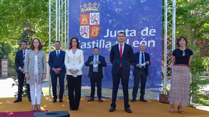 La consejera con su equipo, con David Mart&iacute;n (tercero derecha) y Alberto Burgos (primero izquierda).