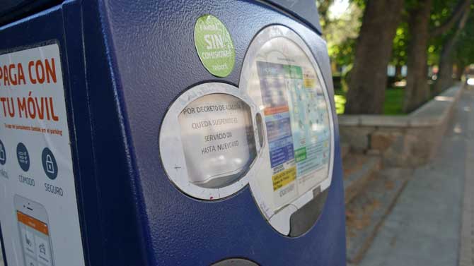 Expendedor de la ORA con la ordenanza suspendida.