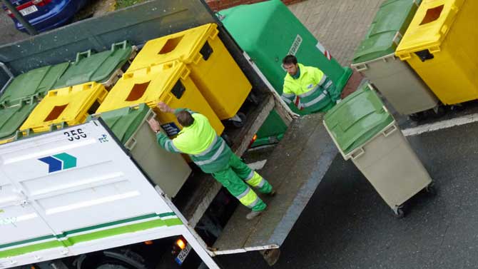 Empleados de la empresa concesionaria del servicio de limpieza.