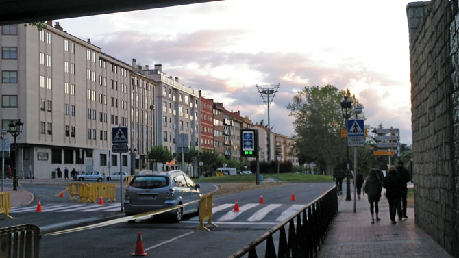 Zona peatonal en el puente de la estación el sábado por la tarde.