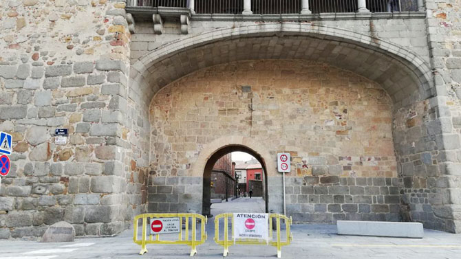 Peatonalizaci&oacute;n durante el fin de semana desde el arco del Rastro.