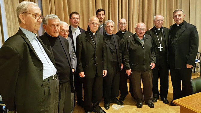 Saturnino Fern&aacute;ndez (izquierda) en un homenaje a sacerdotes.