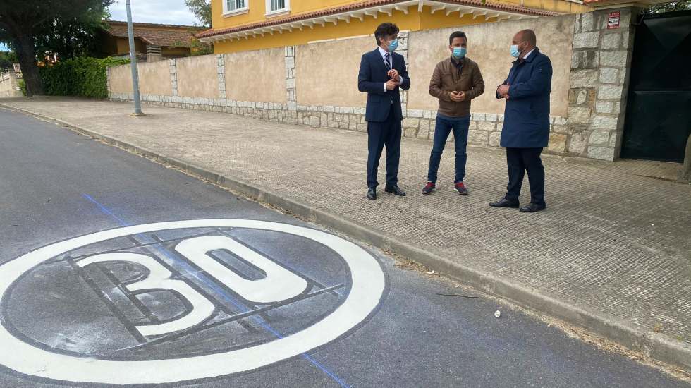 El subdelegado del Gobierno presentala nueva limitación de velocidad en La Adrada.