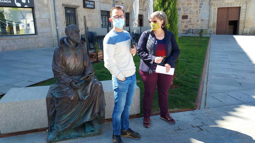 Óscar Arroyo y Ana María Sabe junto a la estatua de Tomás Luis de Victoria.