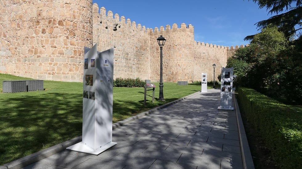 La exposición '(Auto) Retrato del barrio' en el jardín de San Vicente