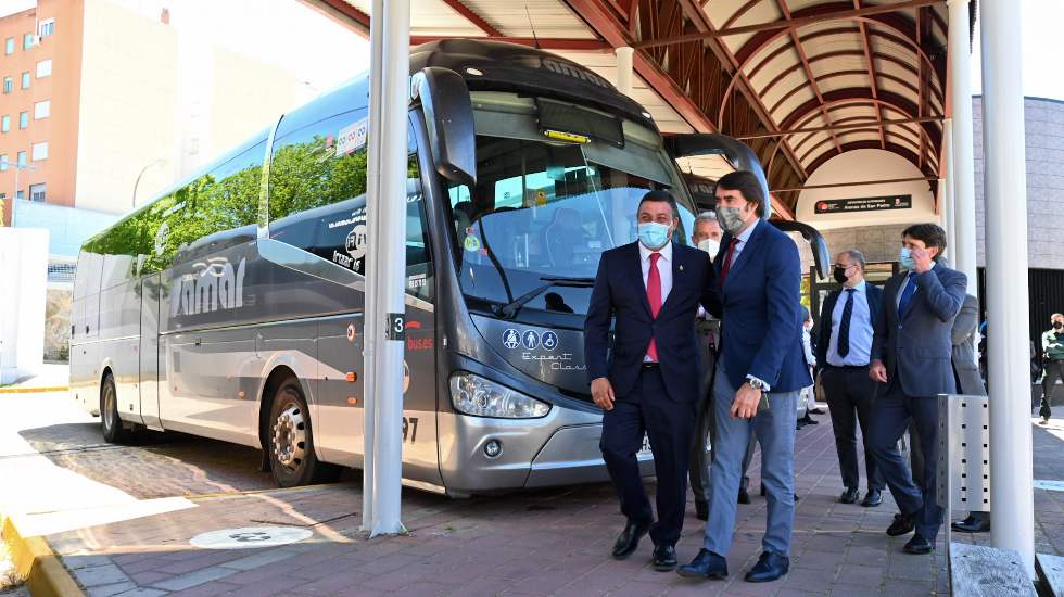 El consejero de Fomento en la estación de autobuses de Arenas de San Pedro.