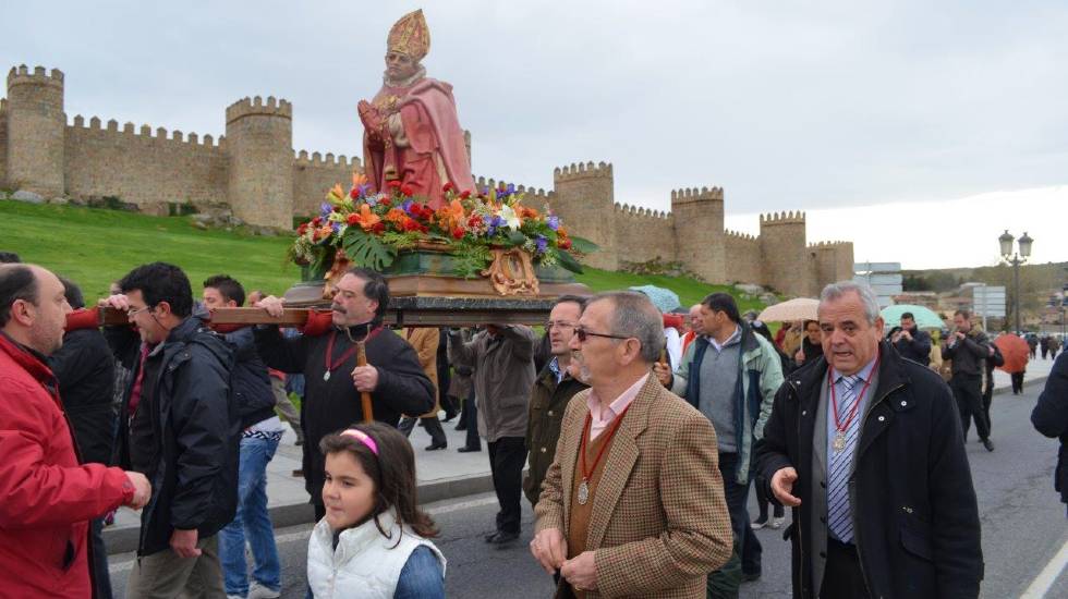 Procesión de San Segundo ante la muralla de Ávila.