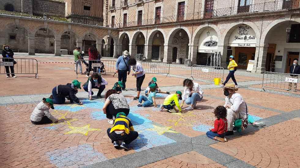 Niños pintan una bandera de Europa en el Mercado Chico.