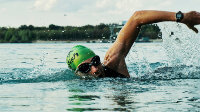 Una deportista practica natación.