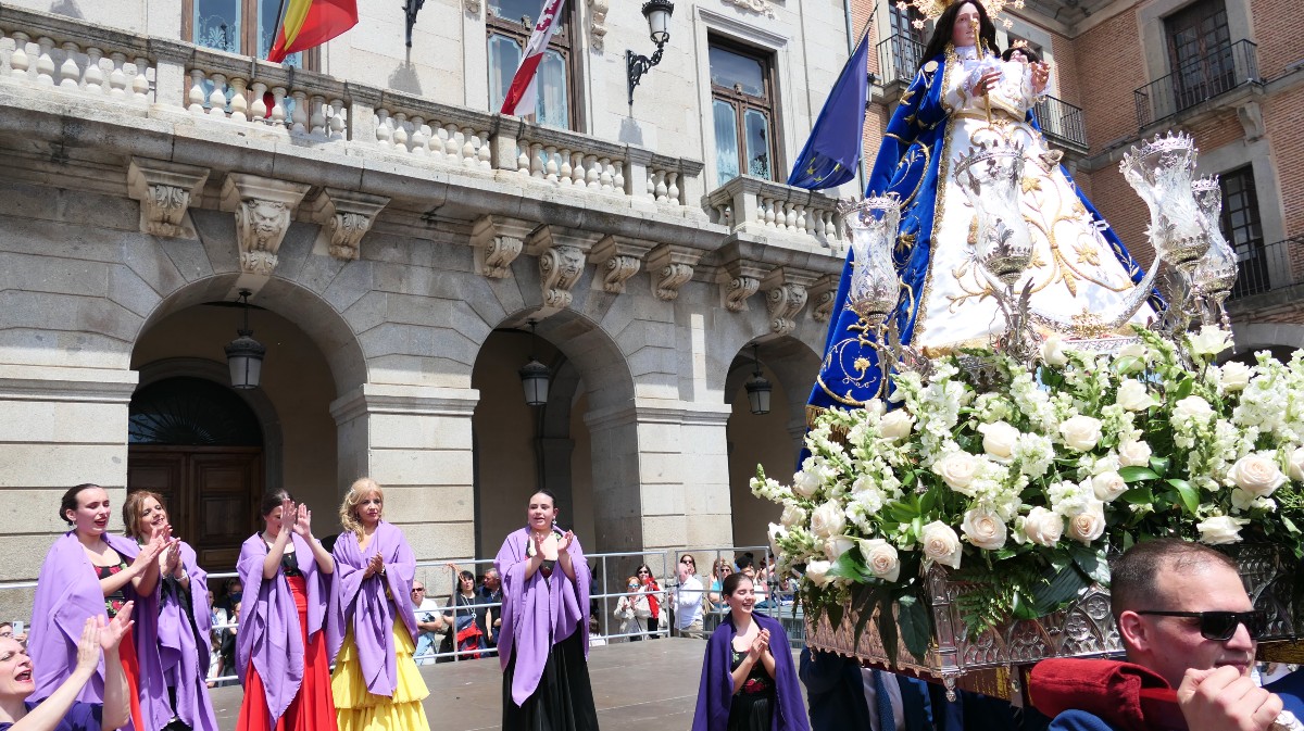 'Salve rociera' ante la Virgen de las Vacas.