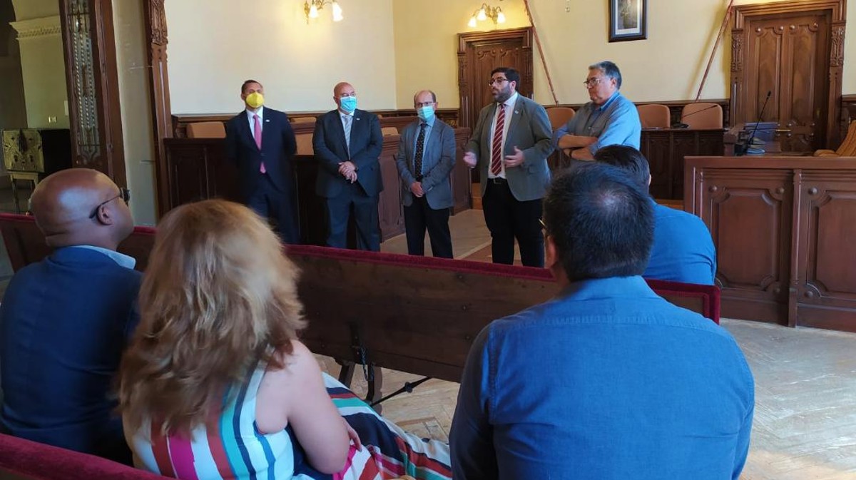Médicos de Urgencias son recibidos en el Ayuntamiento de Ávila.