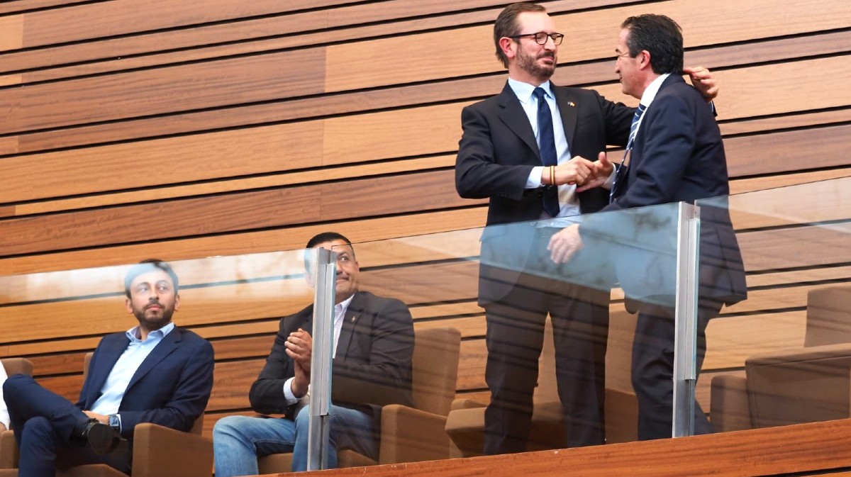 Javier Maroto y Vidal Galicia se felicitan tras ser elegidos senadores en las Cortes.