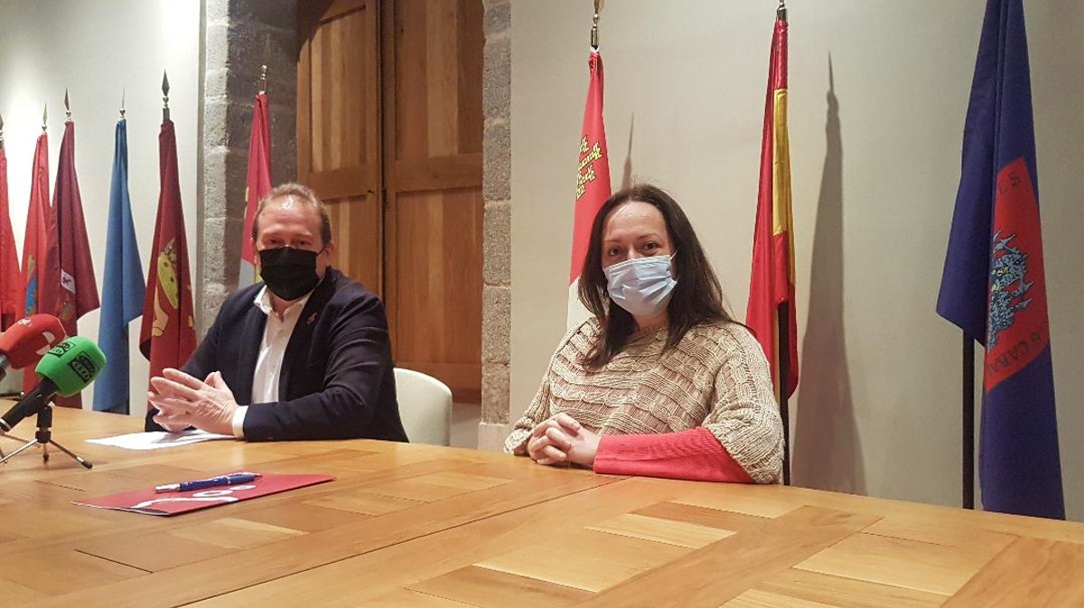 El concejal de Cultura, Ángel Sánchez, y la bailaora abulense Emma Lucena presentan la Feria de Abril de Ávila.