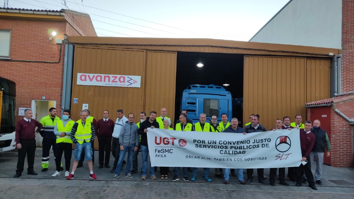 Los empleados de Avanza, a primera hora de la mañana del lunes ante las cocheras.