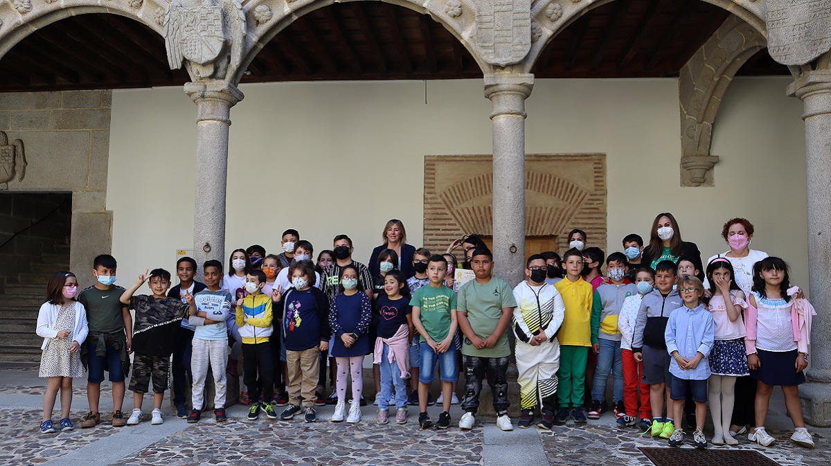 Los escolares del Juan de Yepes y Reina Fabiola de Bélgica recibiendo su diploma.