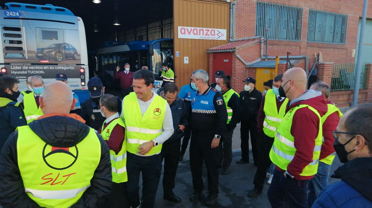 Presencia policial ante las cocheras de Avanza a primera hora de la ma&ntilde;ana del lunes.